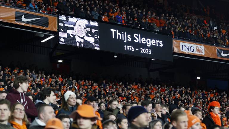 Bomvolle Kuip staat stil bij overlijden Thijs Slegers: 'Kippenvel'