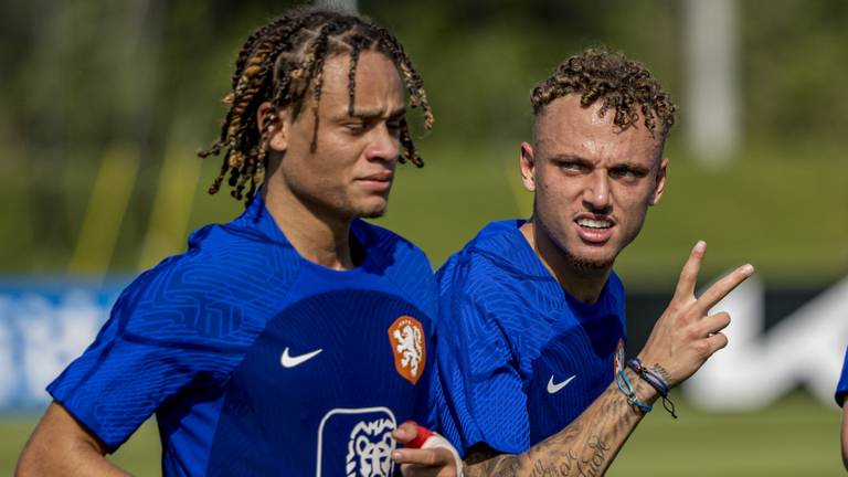 Xavi Simons met Noa Lang op een training van Oranje in Qatar (Foto: ANP via EPA / Martin Divisek).