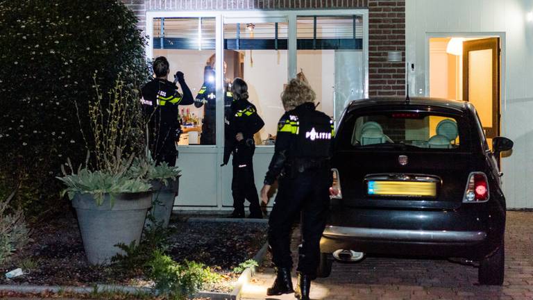 De politie deed onderzoek bij het beschoten huis (foto: Jack Brekelmans/SQ Vision).