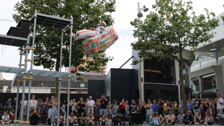 Kasper Vandenberghe laat zich van 4.20 meter hoogte vallen. Foto: Malini Witlox.