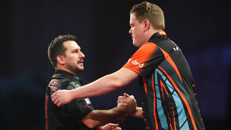 Danny van Trijp (rechts) moest zijn meerdere erkennen in Jonny Clayton (foto: Kieran Cleeves/PDC).