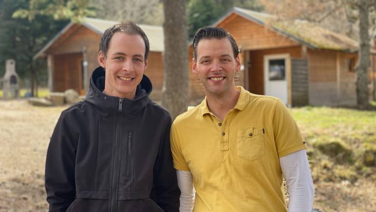 Dennis (l) en zijn partner Jelle (foto: AvroTros/Ik Vertrek)