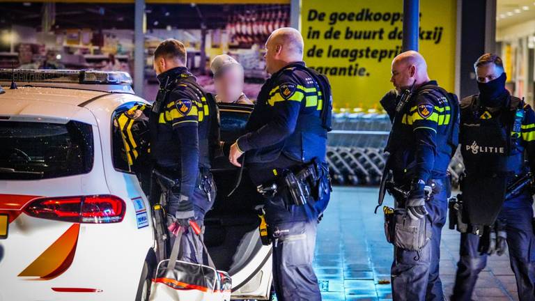 Man schiet vanaf balkon op woning