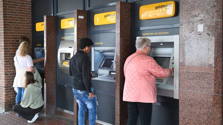 Geldautomaten in het centrum van Den Bosch (Foto: ANP). 