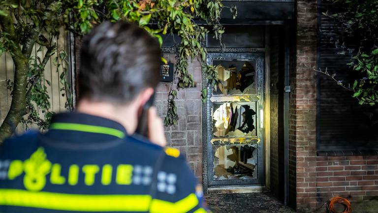 Felle brand en zware explosie verwoesten huis: 'Dit is een aanslag'