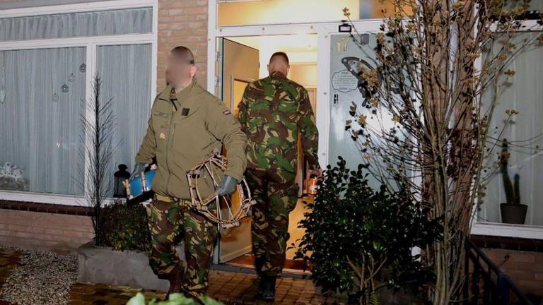 De EOD haalt het vuurwerk uit de woning aan de Hageland in Vught (foto: Bart Meesters/SQ Vision).