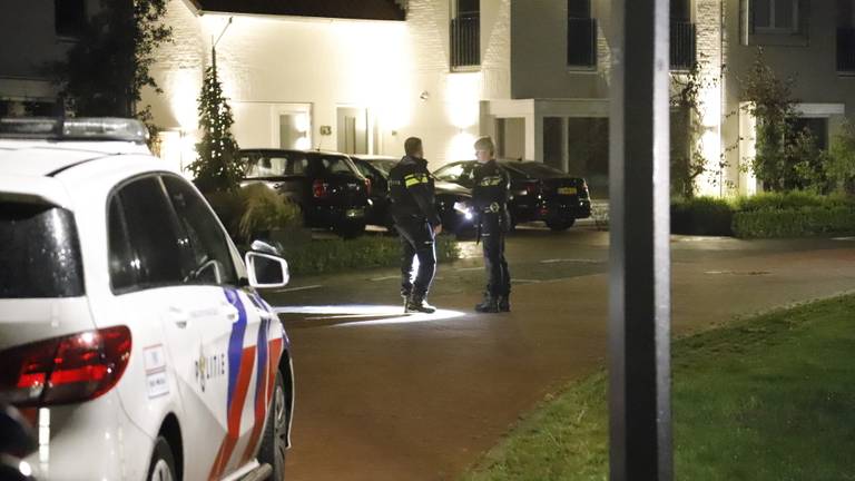 Agenten doen onderzoek aan de Dijkskruin in Cuijk (foto: SK-Media).