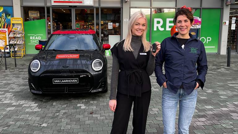 Gina Beumker (links) en Ankie Verschuuren bij de MINI Cooper in Eindhoven (foto: Rogier van Son).