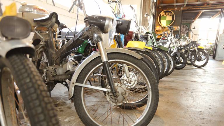 Rinke is Puch-fan en laat zijn reusachtige loods met brommeronderdelen zien  - Omroep Brabant