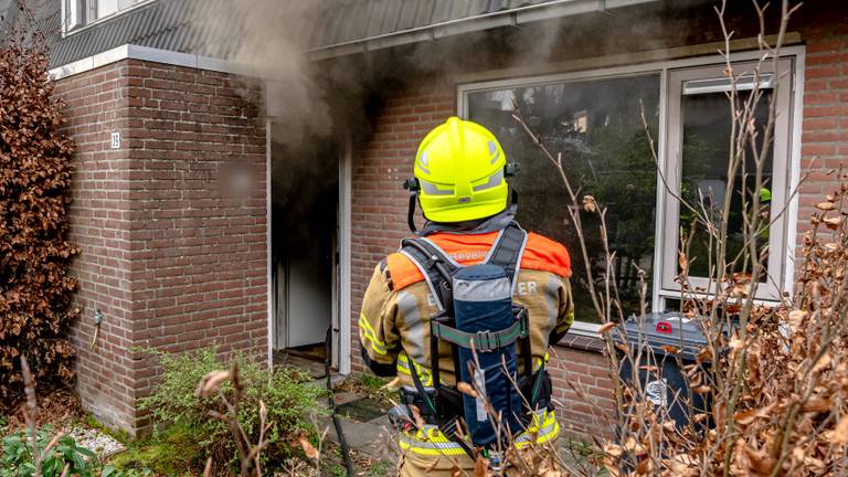 De brandweer bluste het vuur in het huis in Oosterhout (foto: Marcel van Dorst/SQ Vision)