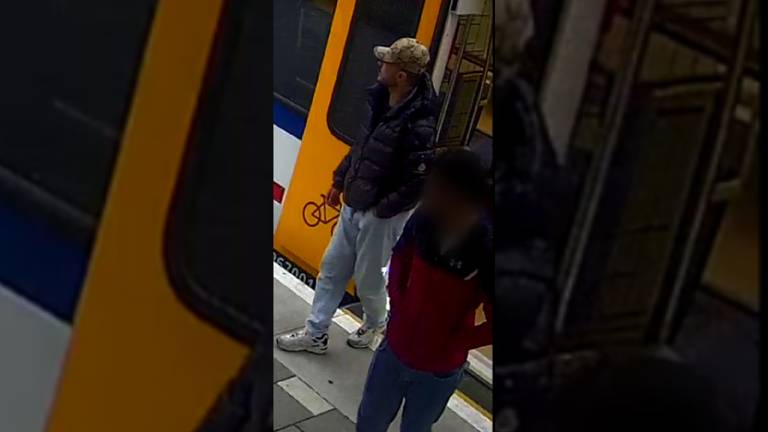 De jongeman met pet zou de conducteur getrapt hebben (foto: politie.nl).