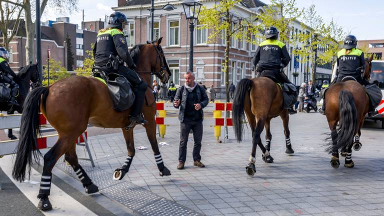 Politie te paard trekt door de Bredase straten (foto: SQ Vision).