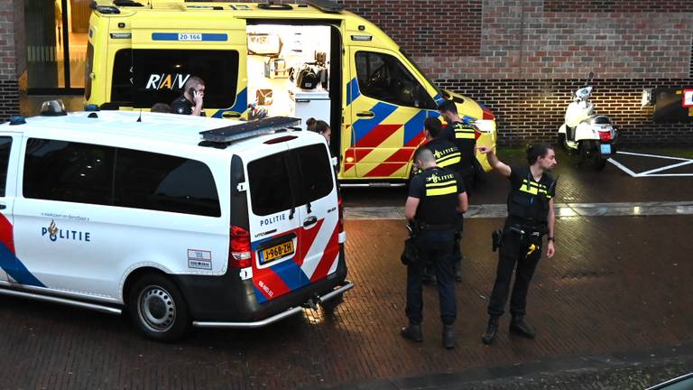 Politie en ambulance op de plek waar de steekpartij was (foto: Perry Roovers/SQ Vision).