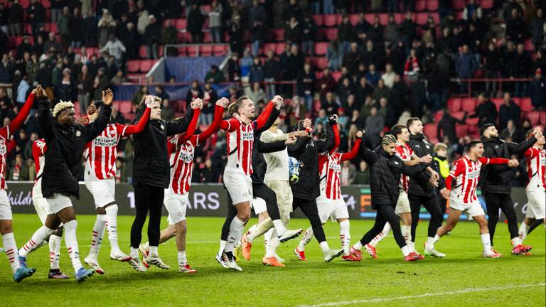 PSV-spelers vieren de zege op Liverpool (foto: ANP).