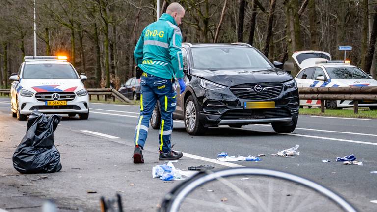 Een vrouw raakte gewond bij een aanrijding op de N395 (foto: Jack Brekelmans / SQ Vision).