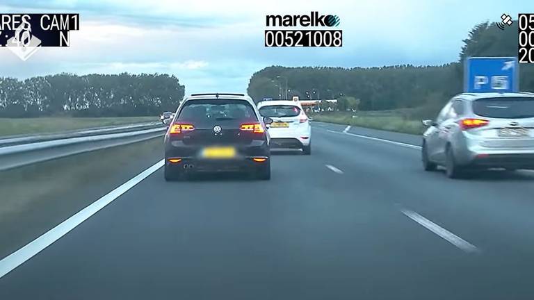 De hardrijder was ook veelvuldig aan het bumperkleven (afbeelding: YouTube politie Zeeland-West-Brabant).