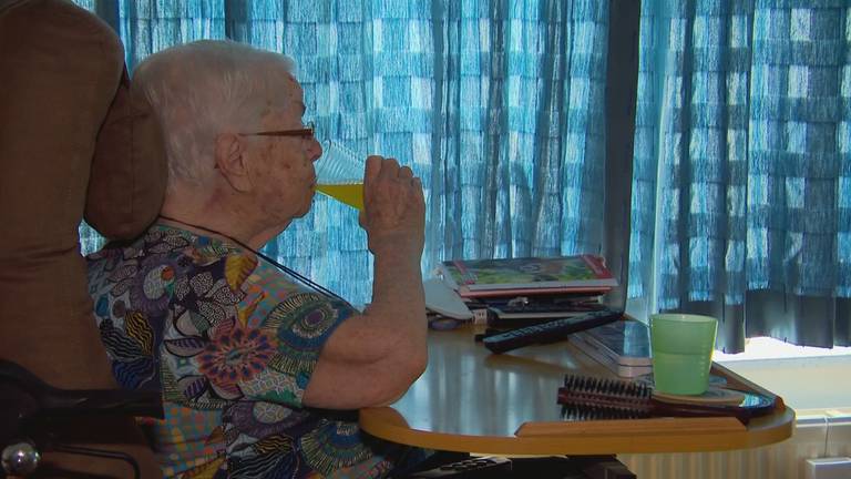 Gordijnen dicht, airco aan en ijsjes: hitteprotocol in verzorgingstehuizen