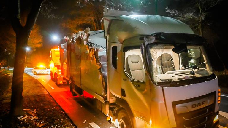 De vrachtwagen liep flinke schade op bij het ongeluk in Nuenen (foto: Sem van Rijssel/SQ Vision).