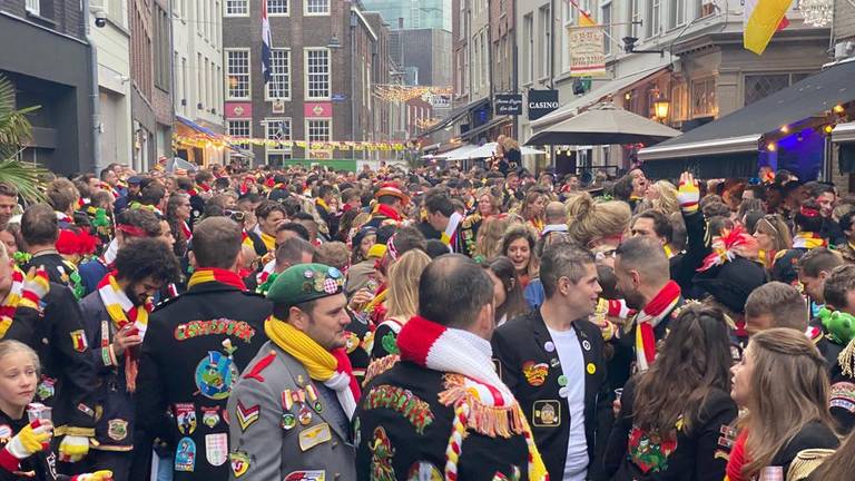 Drukte in de Karrestraat in Den Bosch (Foto: Jan Peels)