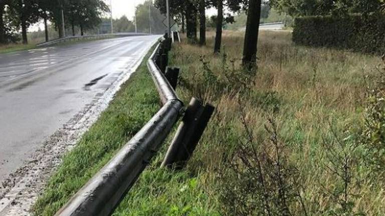 De joyrider reed vol gas tegen een vangrail (Foto: Koninklijke Marechaussee)