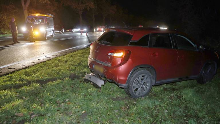 Ouder echtpaar probeert te keren op de N34: botsing met drie auto's 