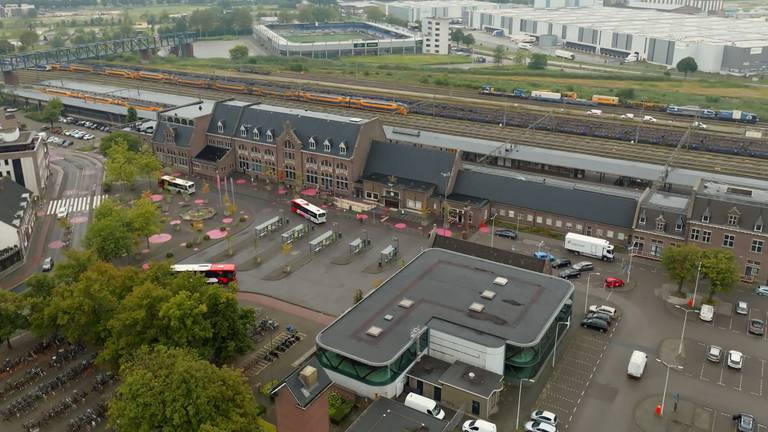 Het station in Roosendaal met het spoorwegemplacement erachter (beeld: Omroep Brabant)