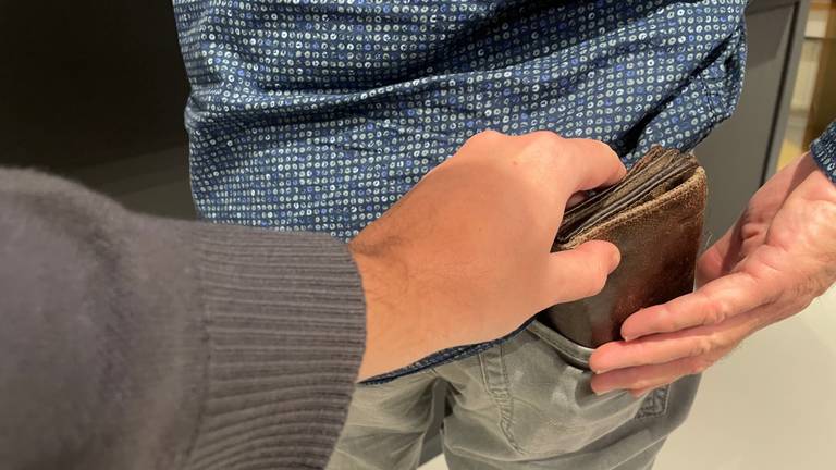 Laffe beroving man (87) door 'barmhartige' fietser die hem overeind helpt