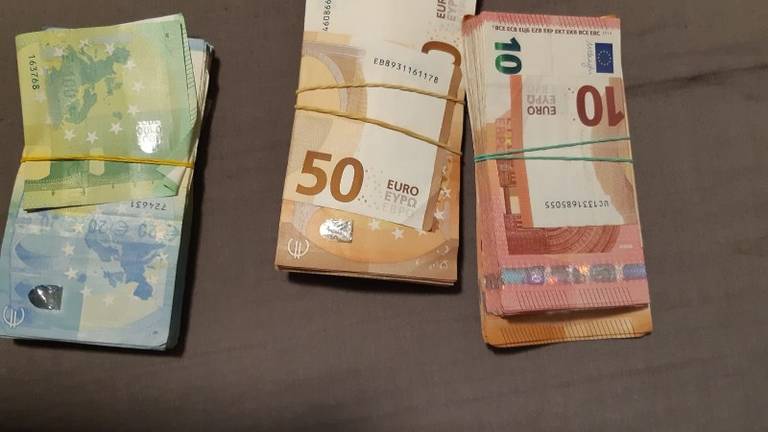 De politie nam een grote hoeveelheid geld in beslag (foto: Politie.nl).