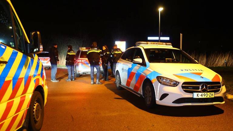 De politie hield na de overval in Vinkel twee verdachten aan (foto: Bart Meesters).