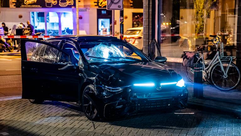 De zwaar beschadigde auto werd een eindje verderop teruggevonden ((foto: Jack Brekelmans/SQ Vision Mediaprodukties).