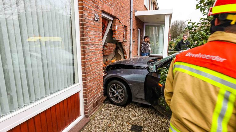 Auto rijdt huis binnen in Eindhoven (foto: Dave Hendriks/SQ Vision).