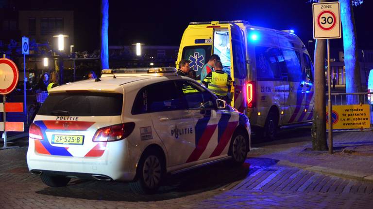 Politie en ambulance op de plek waar de fietser werd aangereden (foto: Johan Bloemers/SQ Vision Mediaprodukties).