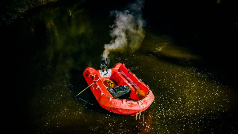 De brandende boot dobberde over de Dommel door Eindhoven (foto: SQ Vision).