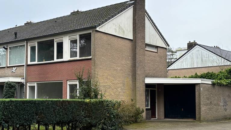 Het is een raadsel waarom dit huis al 20 jaar leegstaat (foto: Agnes van der Straaten).