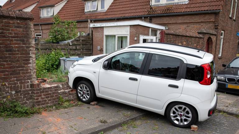 Een automobilist reed zondag een muur in aan de Jan van Bruhezestraat in Steenbergen.