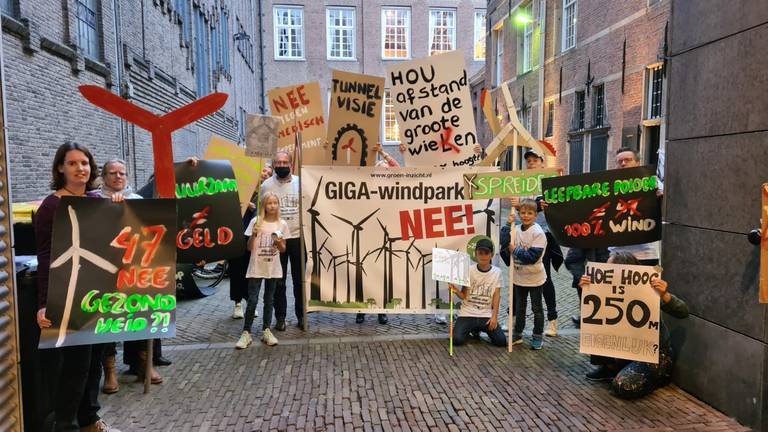 Demonstranten bij stadhuis Den Bosch (foto: Noël van Hooft)