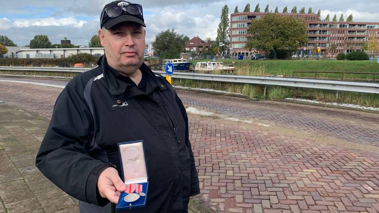 Edwin van Bezouwen op de plek waar hij een vrouw uit de Mark redde (foto: Eva de Schipper).