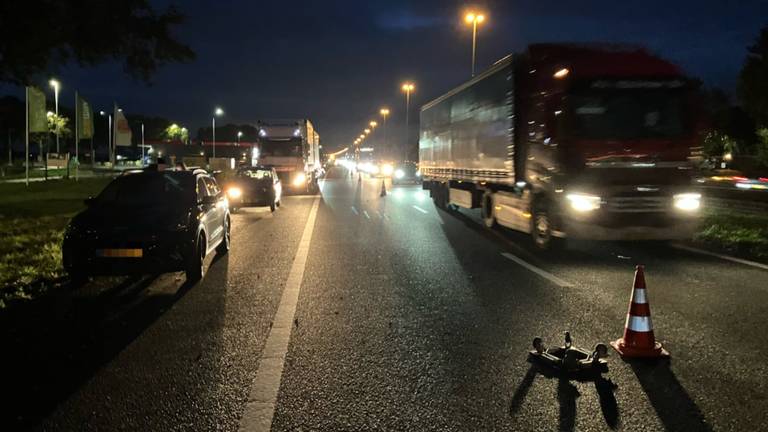 Uur vertraging door groot ongeluk A58: twee vrachtauto's en drie auto's (foto: Weginspecteur Ivo/X).