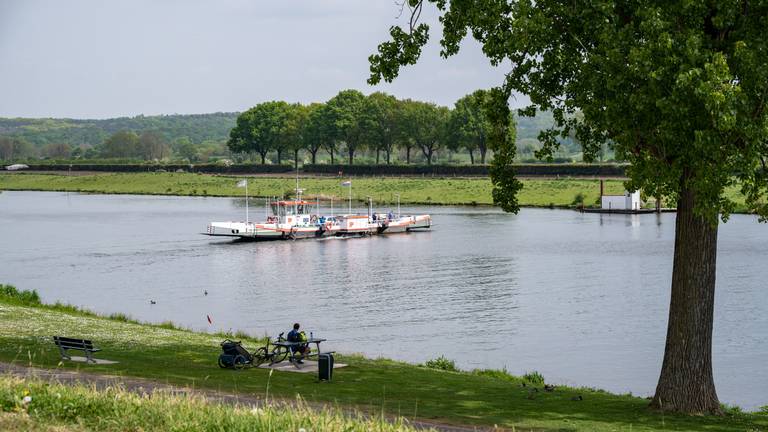 Veerpont steekt de Maas over naar Cuijk (foto: ANP).