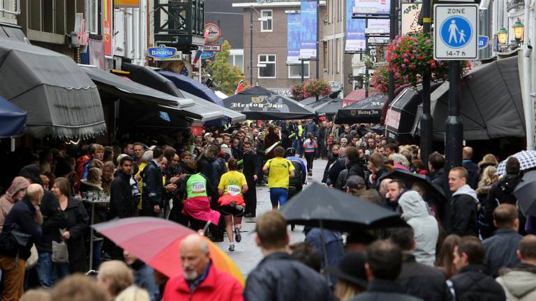Weer of geen weer: op het Stratumseind is het op marathonzondag altijd druk (foto: Martijn de Bie).