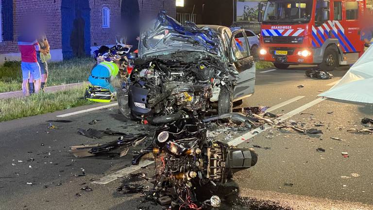 De zwaar beschadigde voertuigen (foto: Harrie Grijseels/SQ Vision Mediaprodukties).