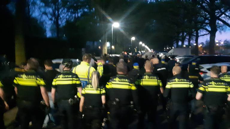 De politie in actie rond het stadion van RKC Waalwijk (foto: Twitter Politieacties ZWB).