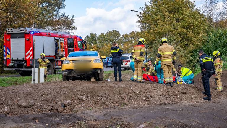 De brandweer stabiliseerde de auto en haalde de bestuurster eruit (foto: Iwan van Dun/SQ Vision).