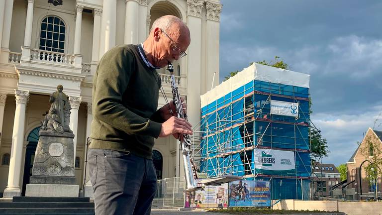 Wim de Veth speelt in Oudenbosch volkslied Vaticaanstad