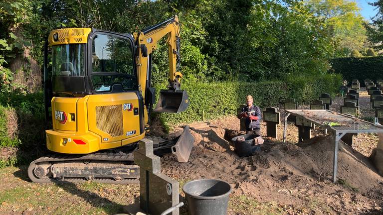 De ruiming van de graven in Zundert (foto: via Jan Buiks).