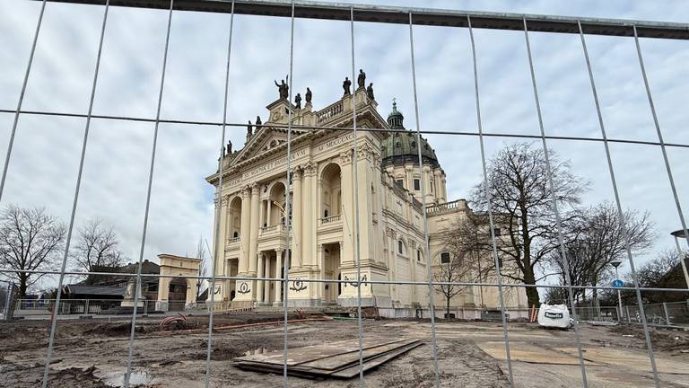 Staat dit bouwhek straks voor altijd rond de basiliek? (foto: Robert te Veele).