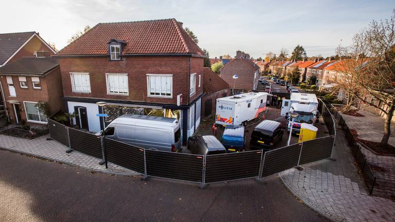 Onderzoek bij het bedrijfspand aan de Van Leeuwenhoekstraat in Enschede (foto: ANP).