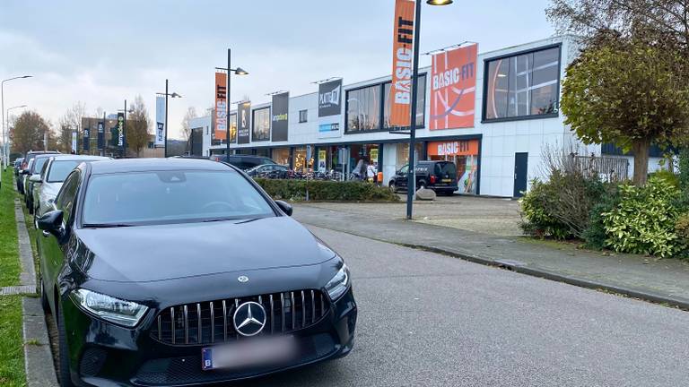 Een Belgische auto bij het Basic-Fit filiaal aan de Ettensebaan in Breda (foto: Birgit Verhoeven).