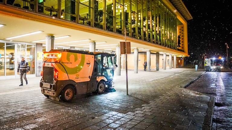 Zondagavond werden 25 extra medewerkers van Ergon opgeroepen om het eerste opruimwerk op zich te nemen (foto: Sem van Rijssel/SQ Vision).