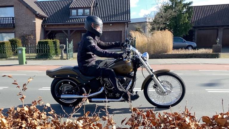 Een van de vele Harley-Davidsons die  over de Hervensebaan in Den Bosch rijden (foto: Jan Peels)